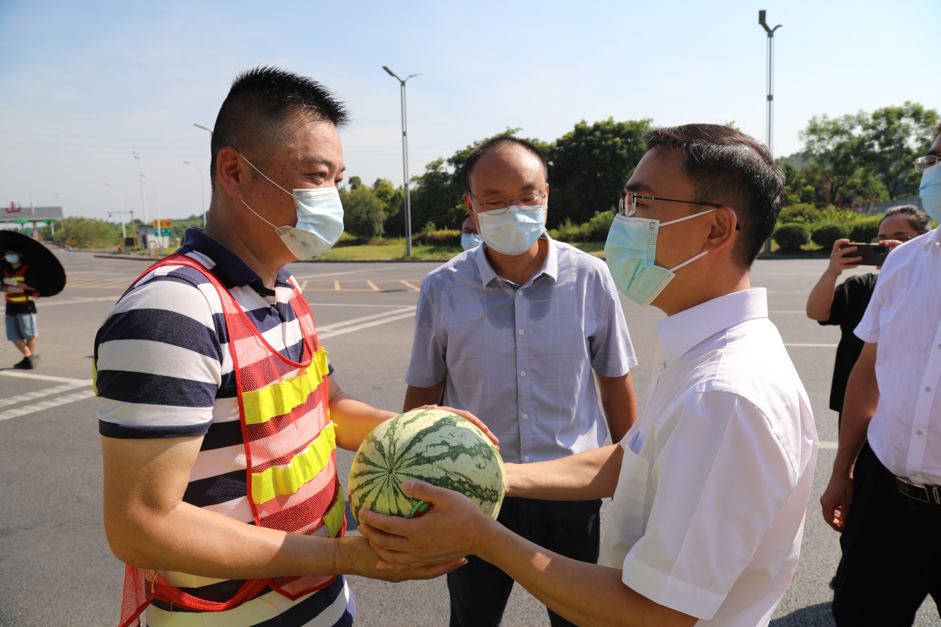 致敬高溫下的勞動者,，合江縣領(lǐng)導(dǎo)帶隊開展“送清涼”慰問活動 第 5 張