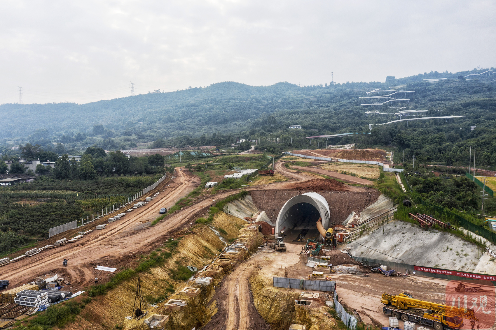 拼在一線丨探訪成自宜高鐵龍泉山一號隧道,，“工序零搭接” 爭分奪秒搞建設(shè) 第 1 張