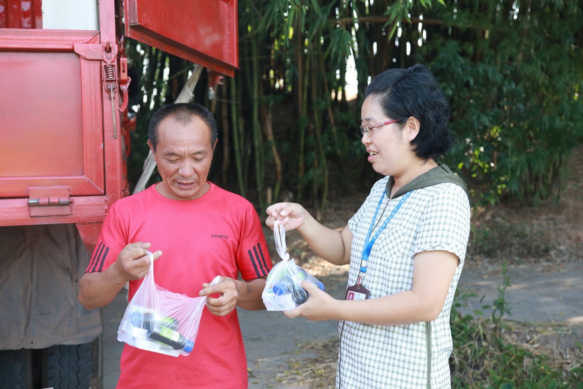 合江縣農業(yè)農村局為跨區(qū)機收送“清涼” 第 2 張