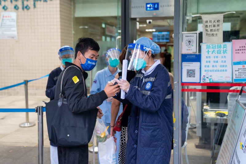 上萬名員工堅守崗位 四川大學(xué)華西醫(yī)院門急診有序進(jìn)行 第 1 張