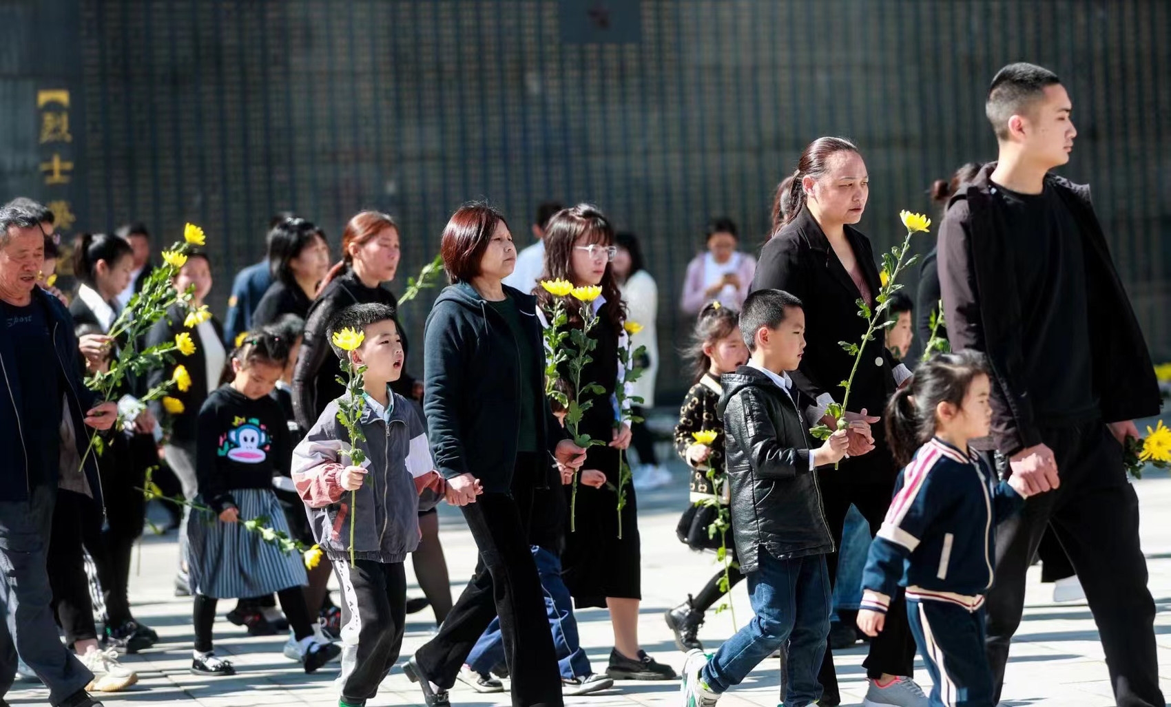 清明祭英烈，四川66萬余人走進烈士陵園緬懷先烈 第 2 張