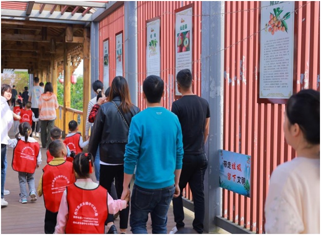 與“荔”相約,，合江縣荔江鎮(zhèn)中心幼兒園開展童年“箏”好親子踏青活動 第 1 張