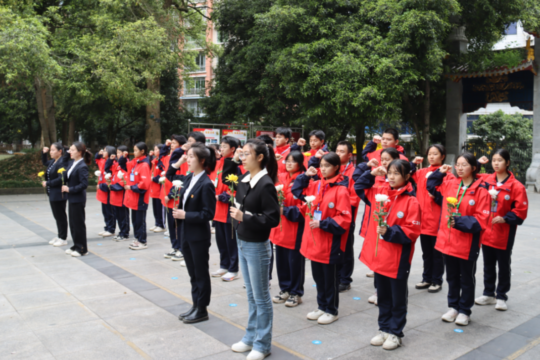 清明祭英烈 薪火永賡續(xù)——合江縣中小學(xué)開展 “紀(jì)念碑下的思政課”清明祭掃活動 第 1 張