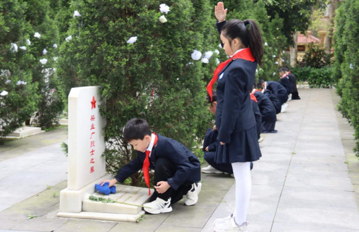 清明祭英烈 薪火永賡續(xù)——合江縣中小學(xué)開展 “紀(jì)念碑下的思政課”清明祭掃活動 第 3 張